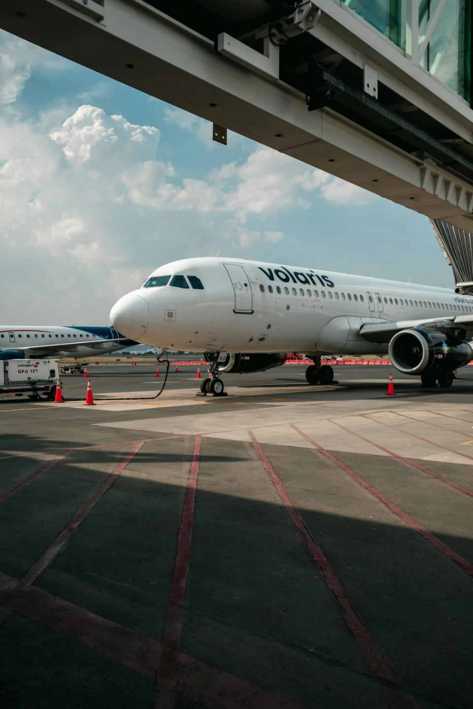 Avion Volaris au terminal d'aéroport

