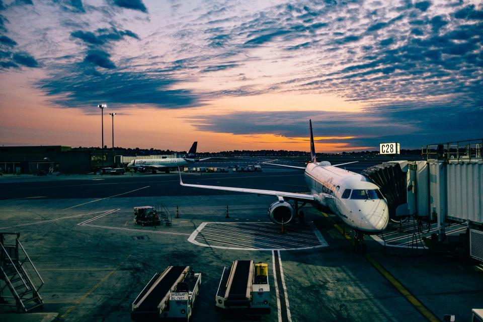 Aéroport au coucher du soleil