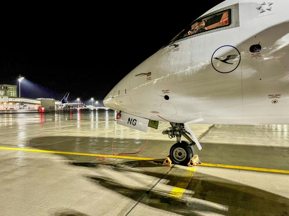 Avion sur le tarmac nocturne