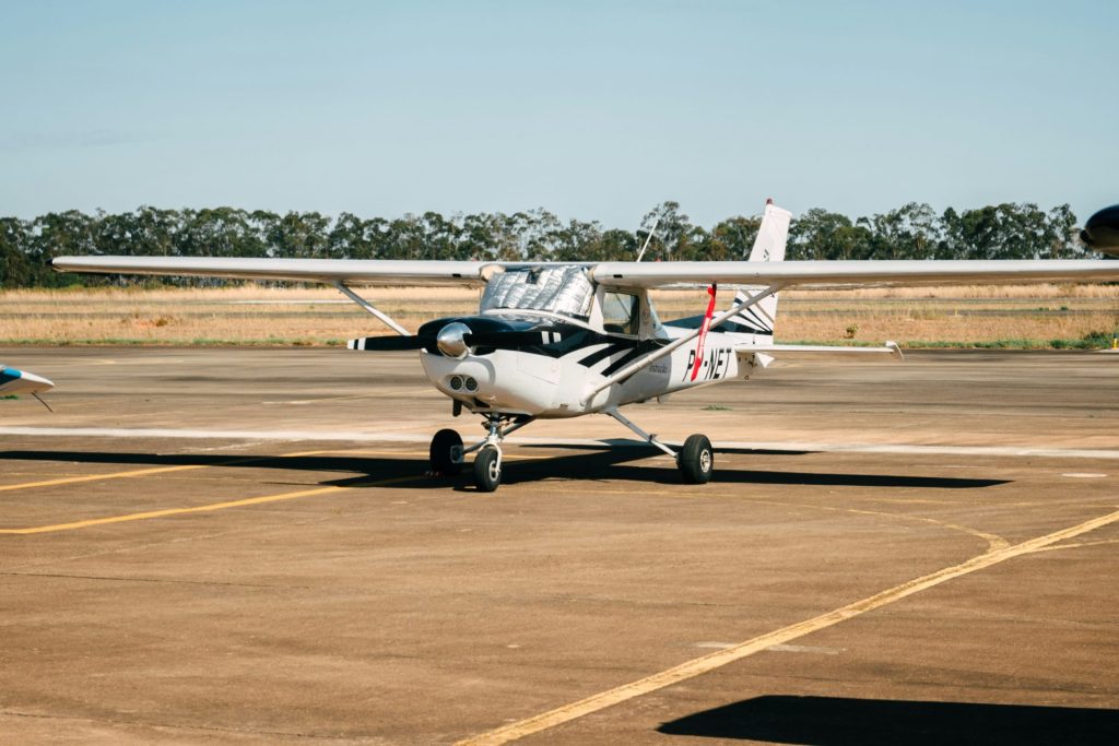 Avion garé sur le tarmac